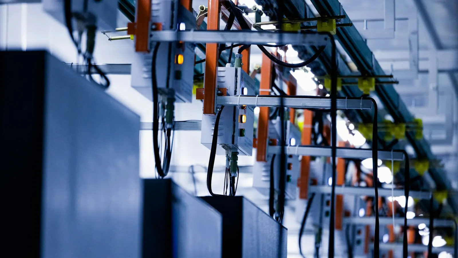 Serverschränke und Kabeltrassen in einem Rechenzentrum