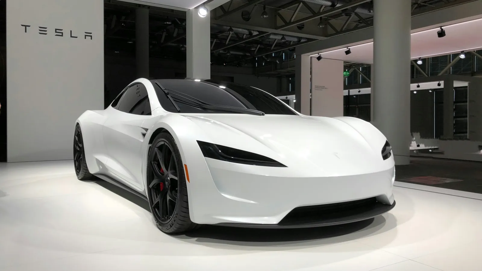 Prototipo blanco del Tesla Roadster expuesto en una feria en Basilea