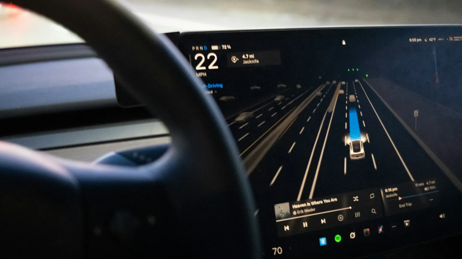 Visualización de conducción del FSD en la pantalla central de un Tesla